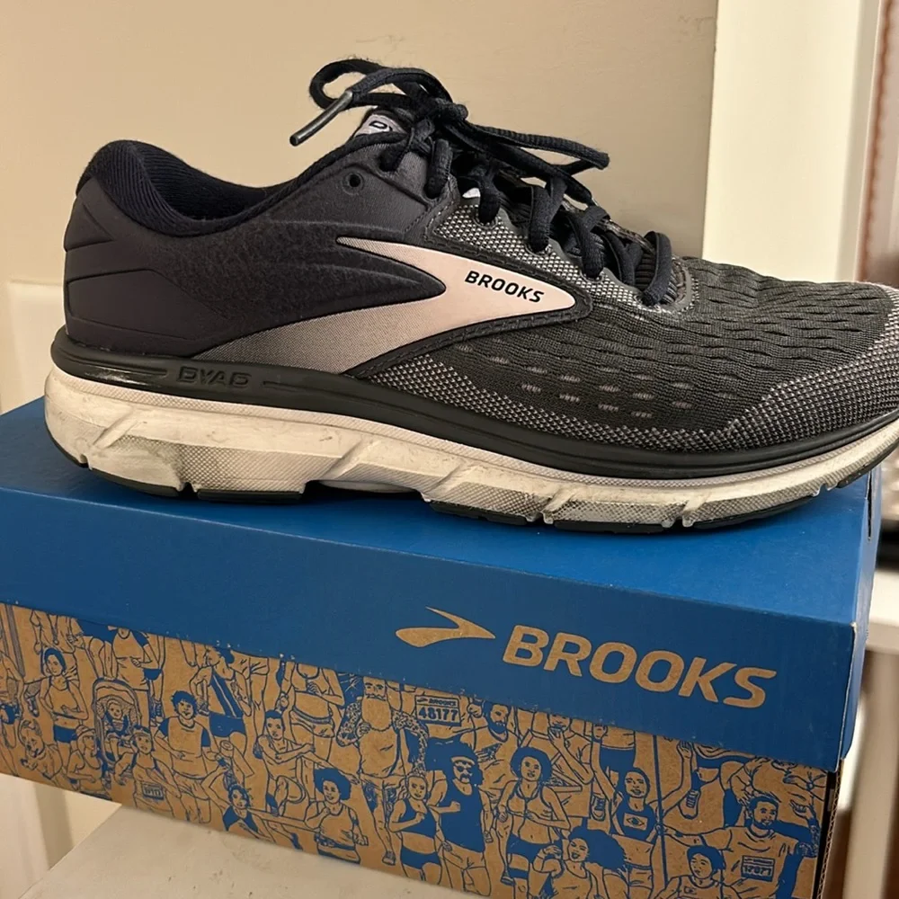 Brooks Dyad 11 Gray Sneakers Light Pink Trim Size Women’s 8.5M Great Padding